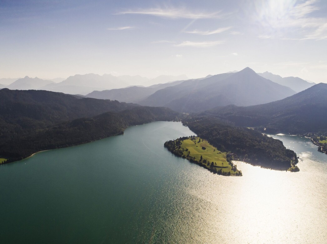 Luftblick auf den Walchensee mit der Halbinsel Zwergen