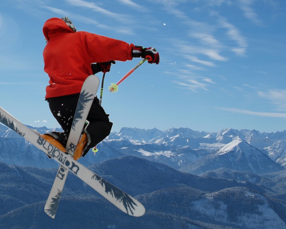 Ein Skifahrer springt in die Luft