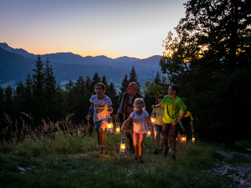 Kinder und Wanderführer Klaus bei der Laternenwanderung auf die Denkalm.