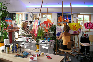 Frauen beim Malen in der Malschule Lenggries