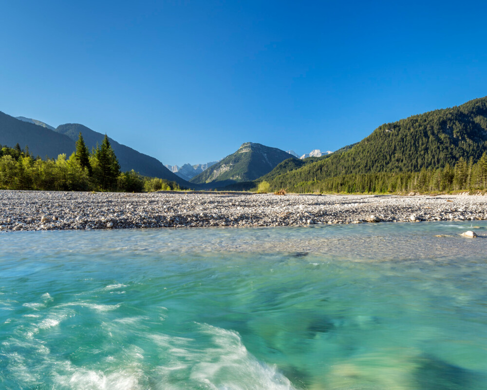 Wildfluss Isar mit Stromschnellen in Lenggries