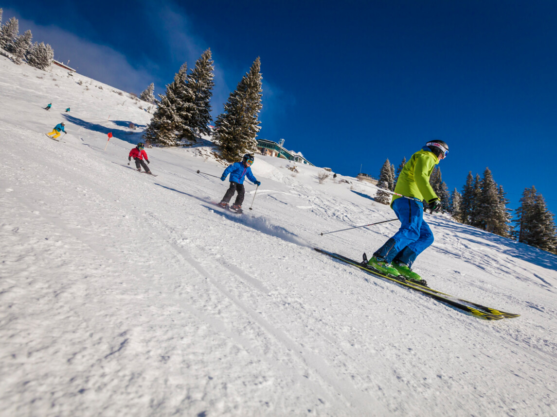 Familie beim Skifahren am Brauneck