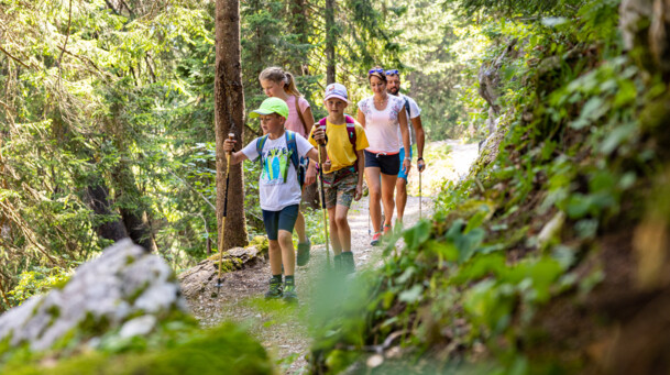 Eine Familie wandert am Brauneck