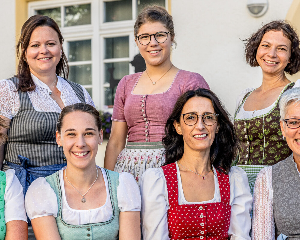 Teamfoto mit allen Mitarbeiterinnen der Tourist Info