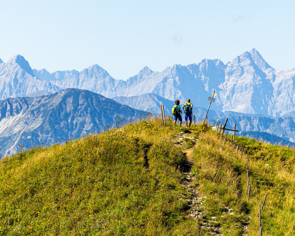 Wanderer am Lenggrieser Berg Seekar mit Blick auf Bergpanorama