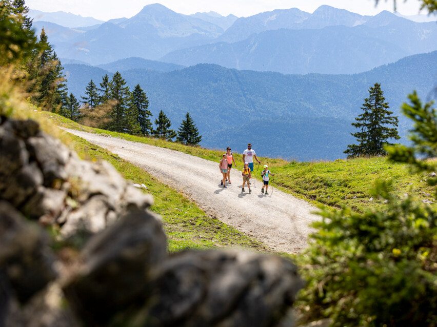 Familie wandert am Brauneck mit Blick ins Karwendel