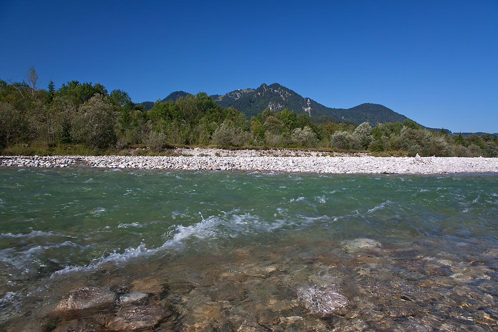 Isar mit Brauneck im Hintergrund