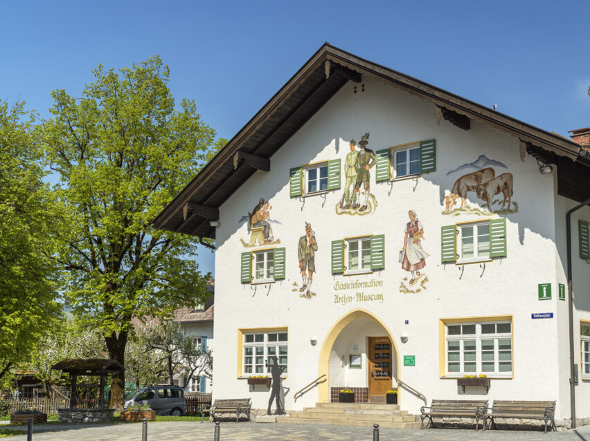 Außenansicht der Tourist Information und des Museum Lenggries