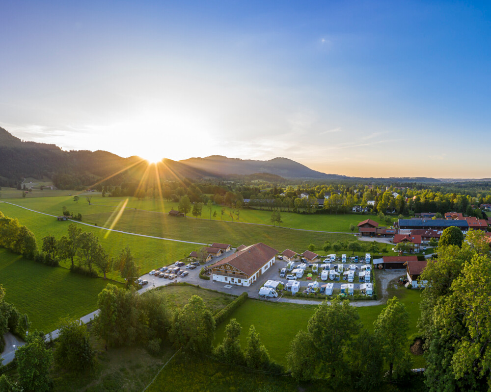 Luftaufnahme Lenggrieser Bergcamping bei Sonnenuntergang