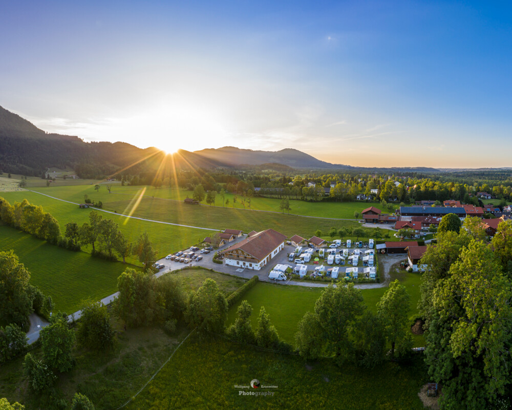 Luftaufnahme Lenggrieser Bergcamping bei Sonnenuntergang