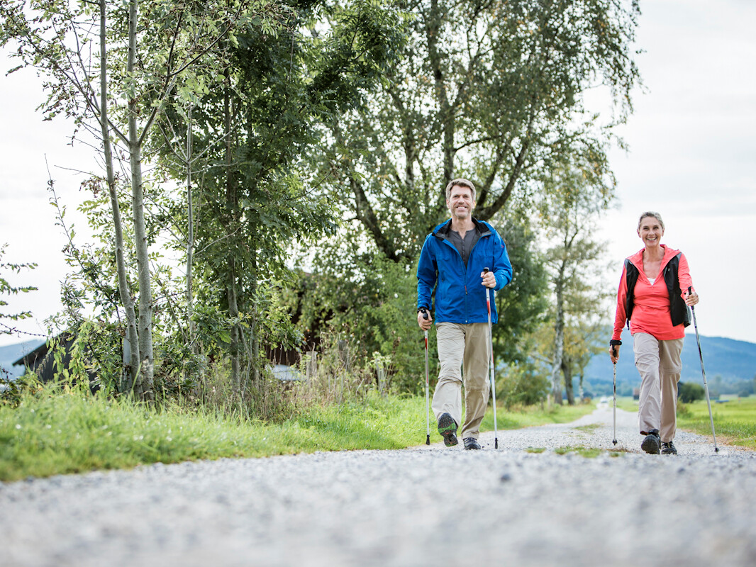 Ein älteres Paar beim Nordic Walking