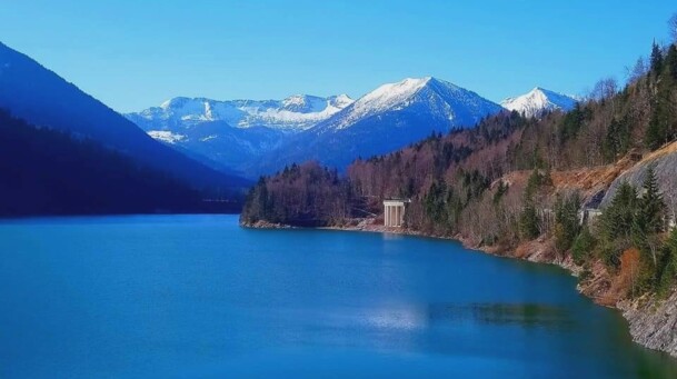 Sylvensteinsee mit Karwendelgebirge im Hintergrund