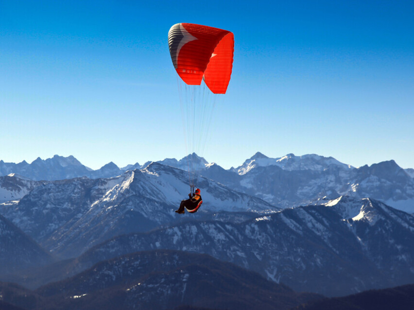 Gleitschirmflieger im Winter