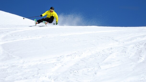 Skischullehrer beim Skifahren