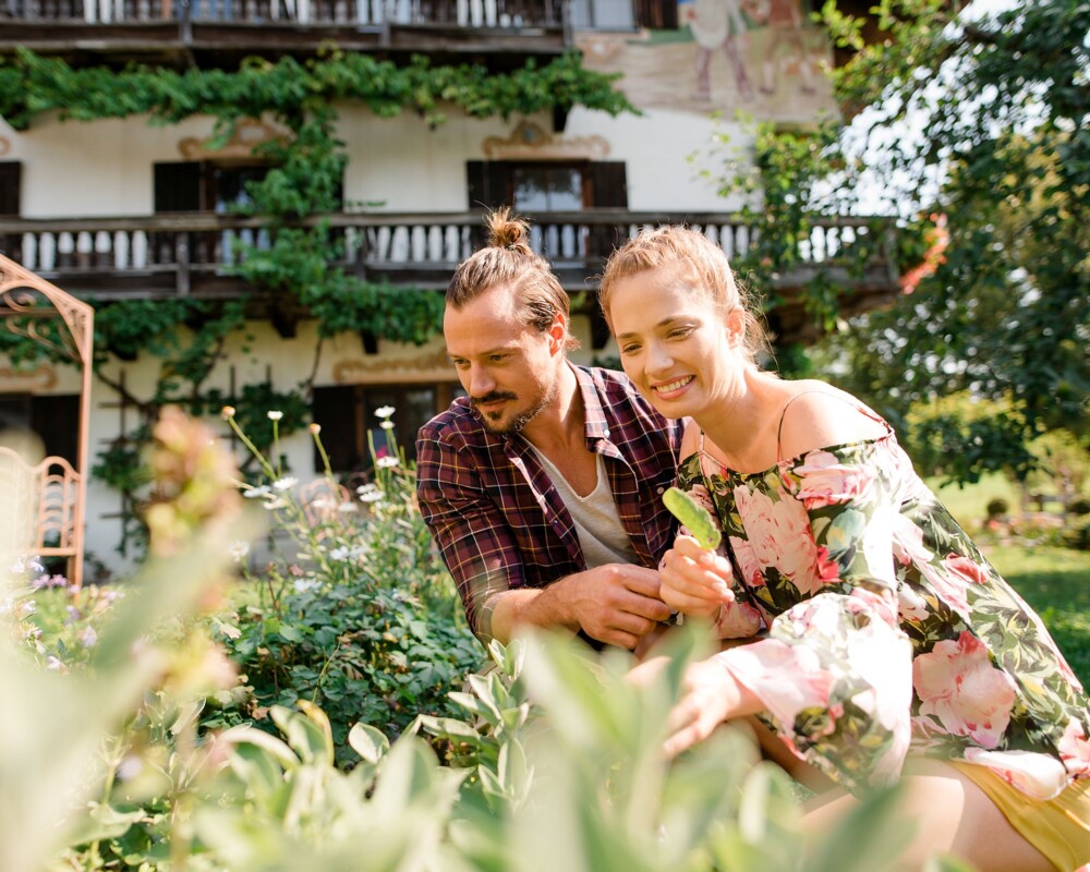 Ein Paar im Kräutergarten einer Ferienunterkunft