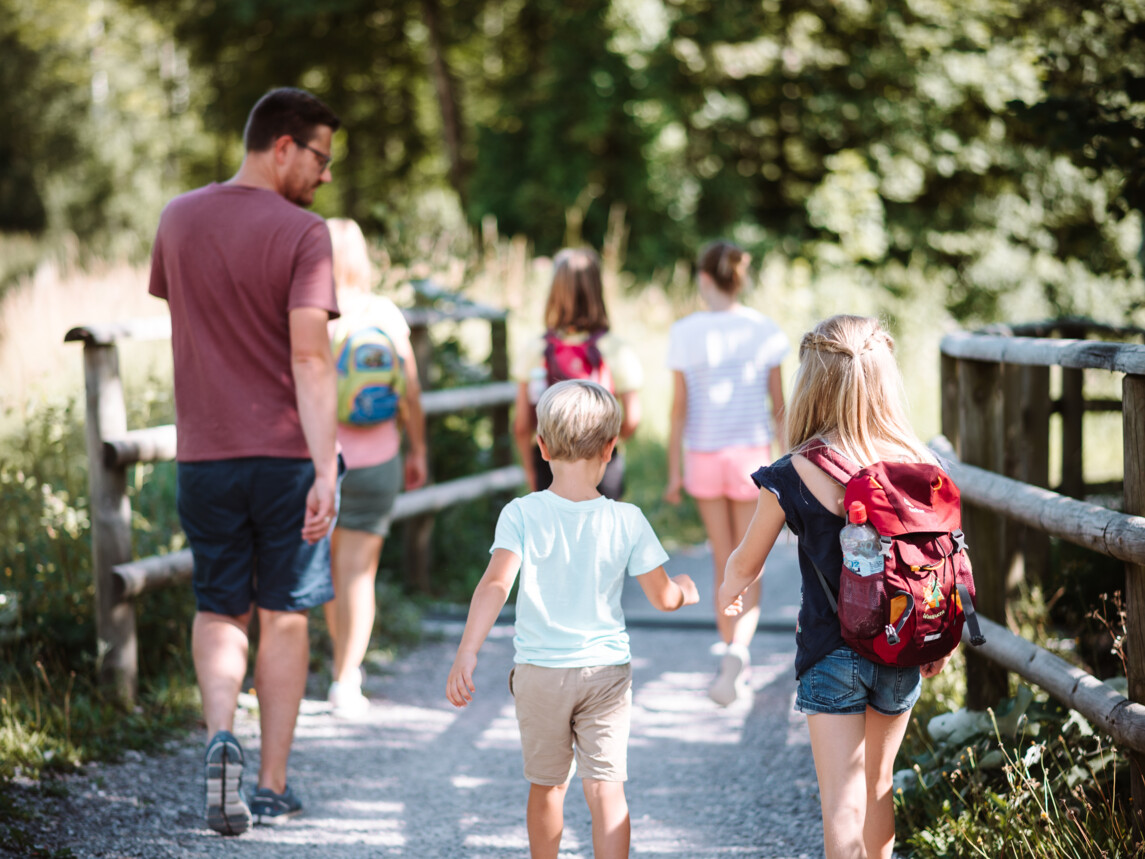 Familie spaziert am Isarweg