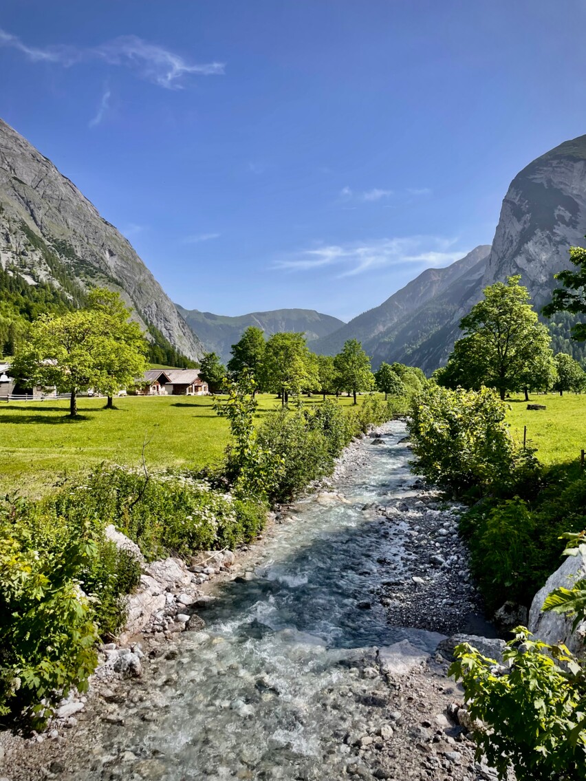 Bach in Hinterriß-Eng mit Engalmen am linken Bildrand