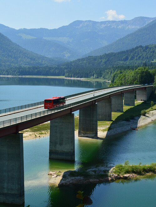 Ein Bus auf der Faller-Klamm-Brücke am Sylvensteinsee