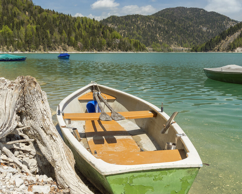 Boot am Ufer von Sylvensteinsee