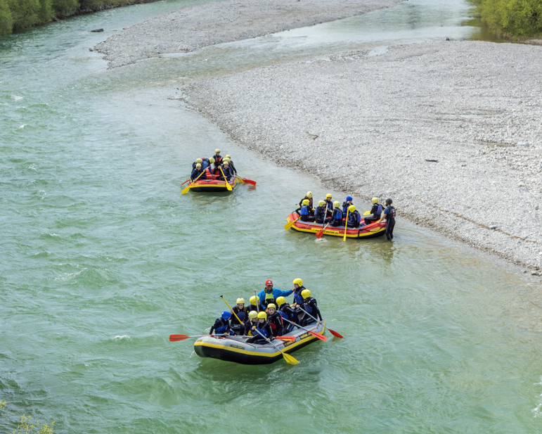 Drei Raftinggruppen auf der Isar