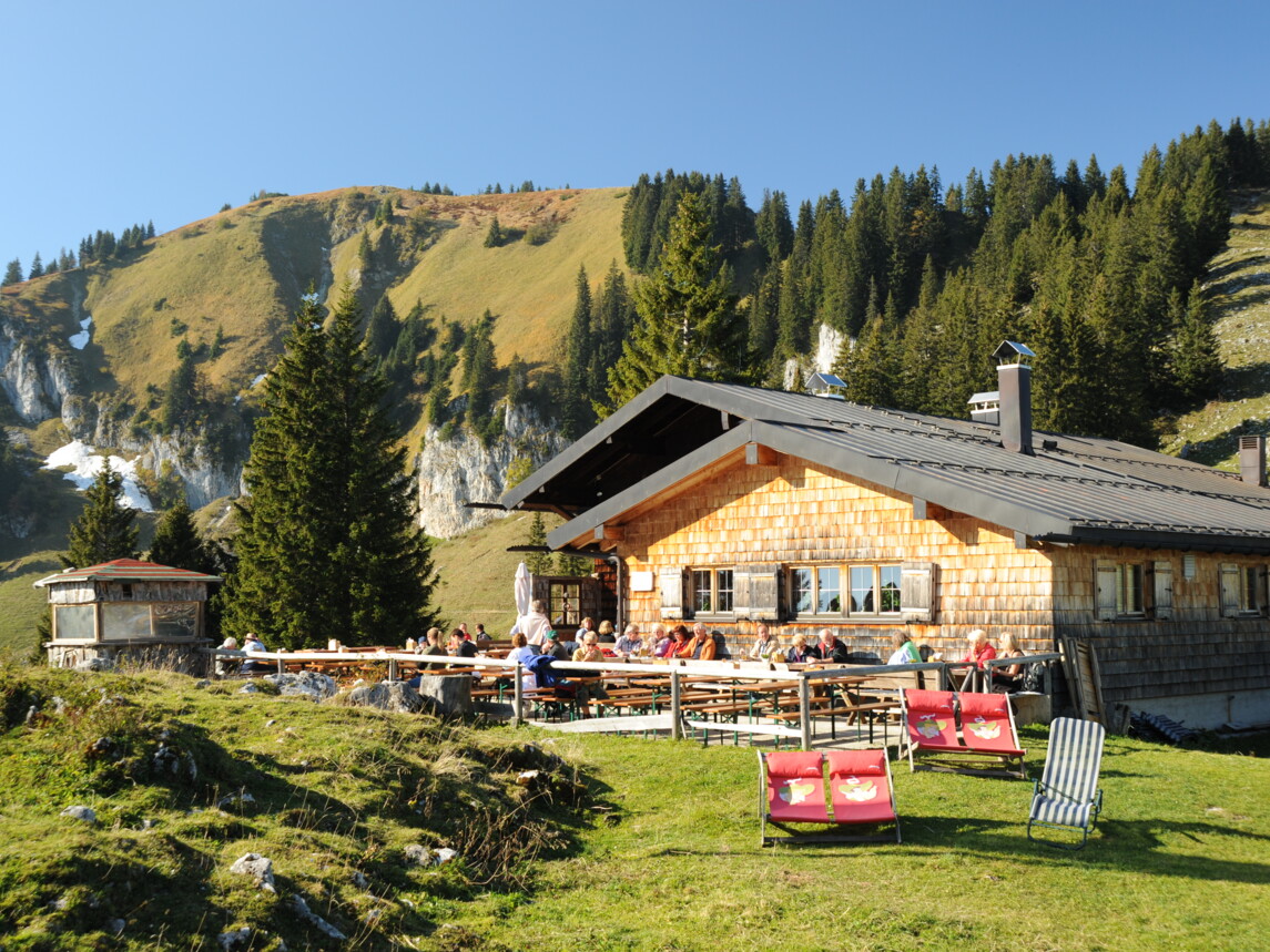 Tölzer Hütte am Brauneck mit Liegewiese im Vordergrund 