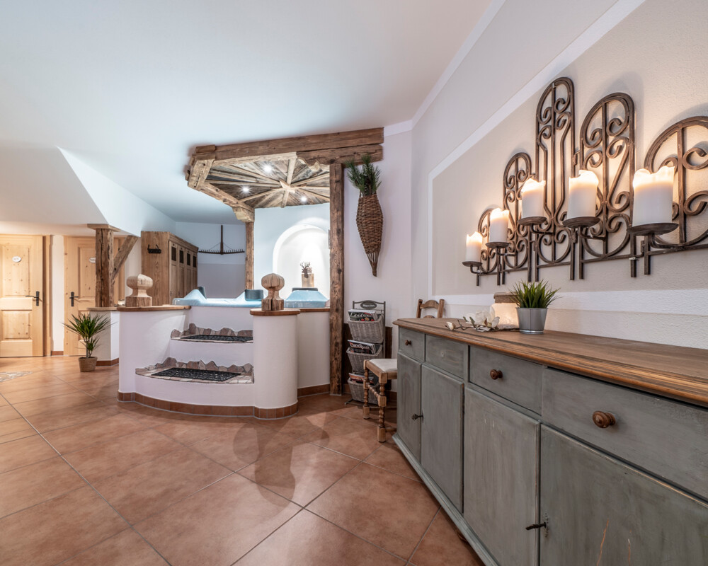 Wellnessbereich mit Whirlpool auf dem Holzerhof