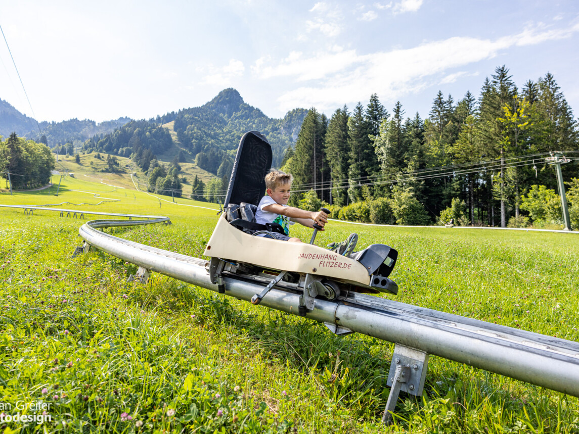 Ein Junge auf der Sommerrodelbahn in Lenggries