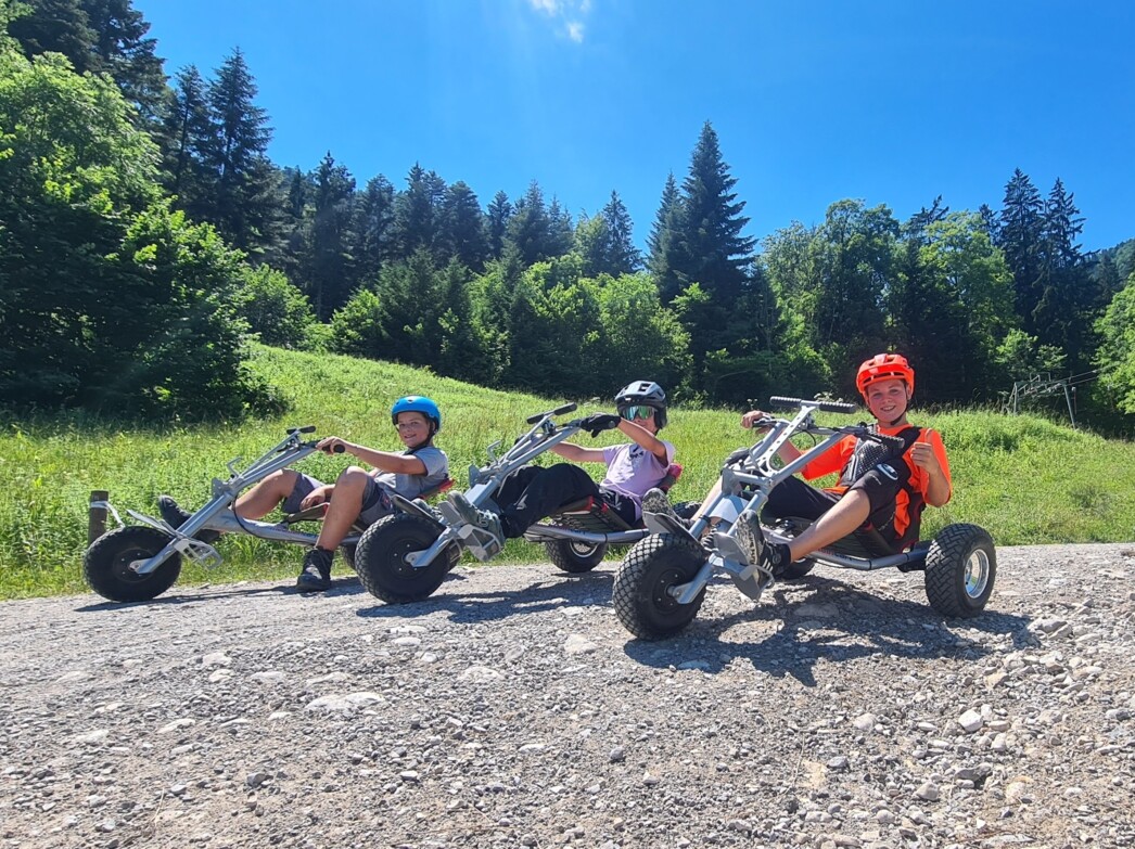 Kinder beim Bullcart fahren