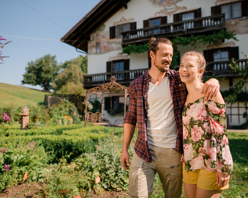 Ein Paar im Bauerngarten