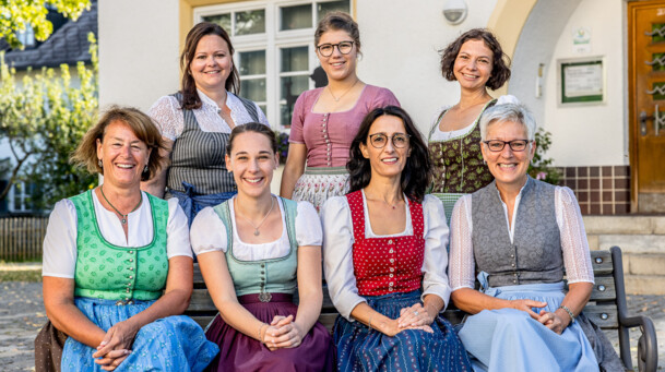 Teamfoto mit allen Mitarbeiterinnen der Tourist Info