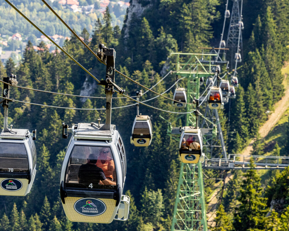 Gondeln der Brauneck Bergbahn mit Lenggries im Hintergrund