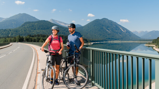 Paar beim Radfahren am Sylvensteinsee