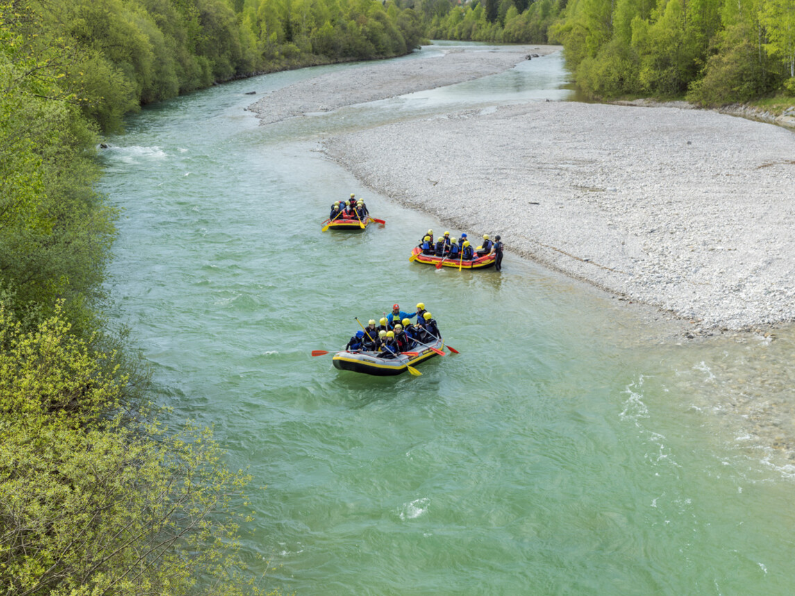 Drei Raftinggruppen auf der Isar