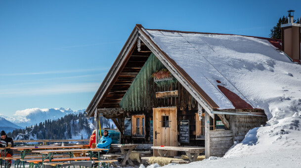 Skifahrer vor der Strasser Alm im Winter