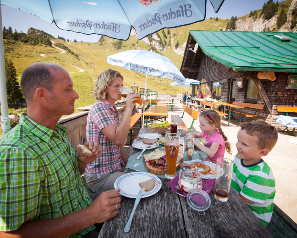 Familie bei der Hüttenbrotzeit