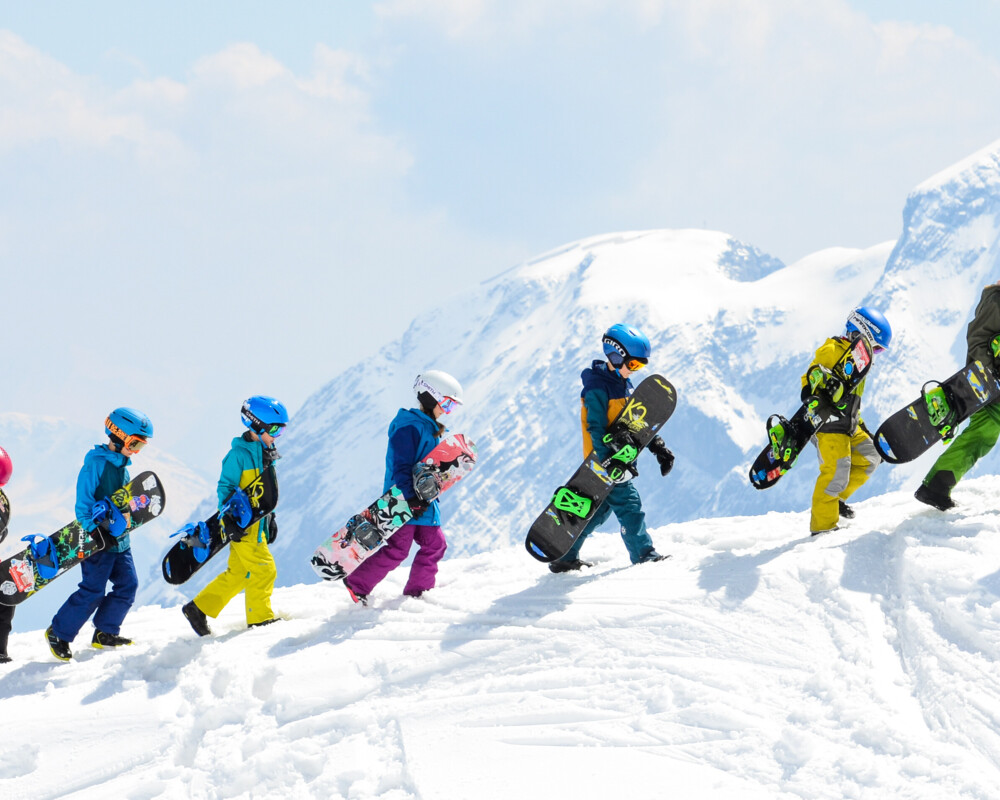 Snowboard Kids am Berg 