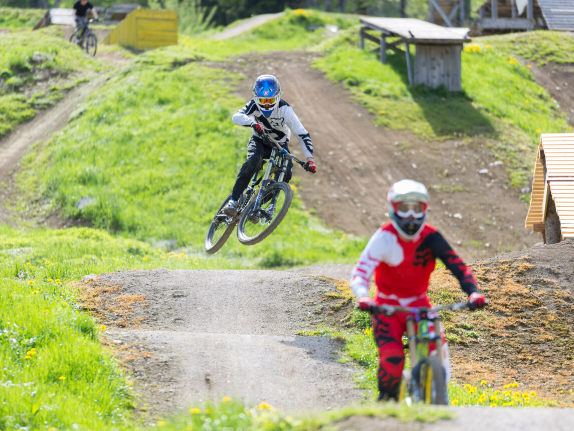 Zwei Downhill Radfahrer im Bikepark