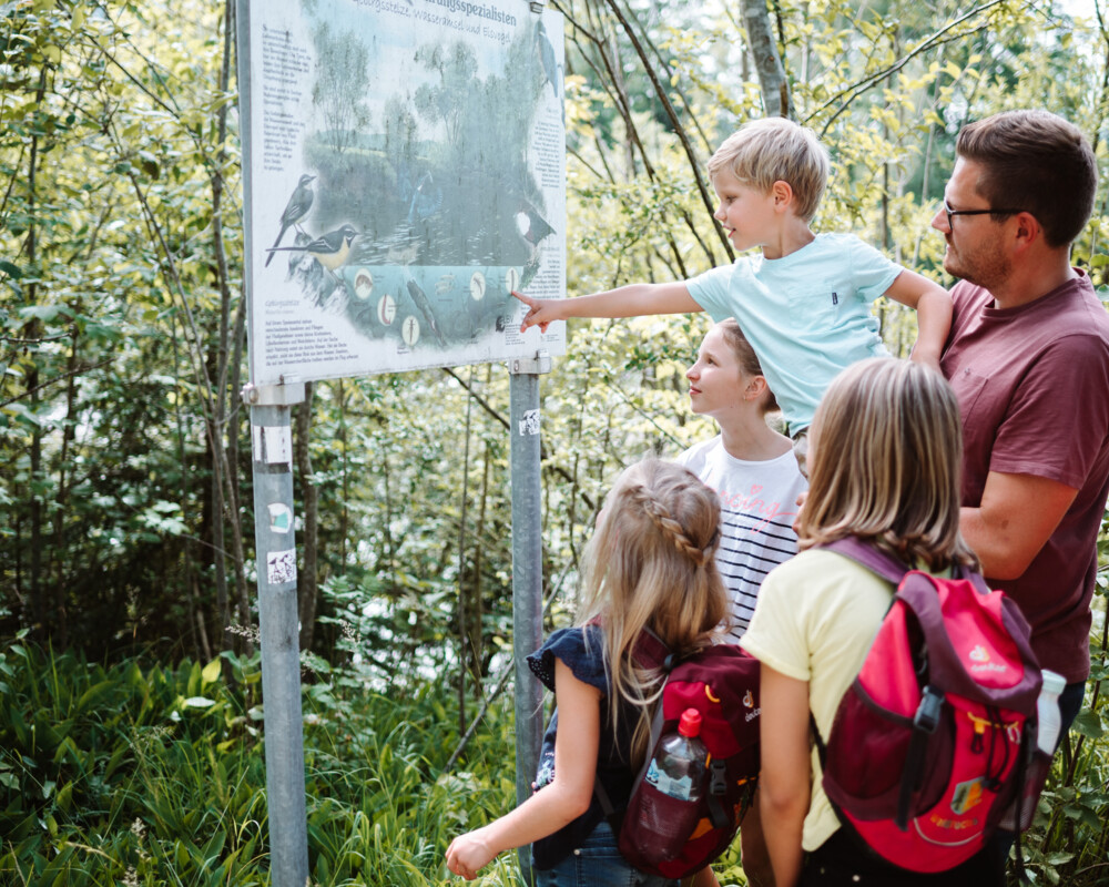 Familie auf dem Nature-Erlebnsipfad-Isar