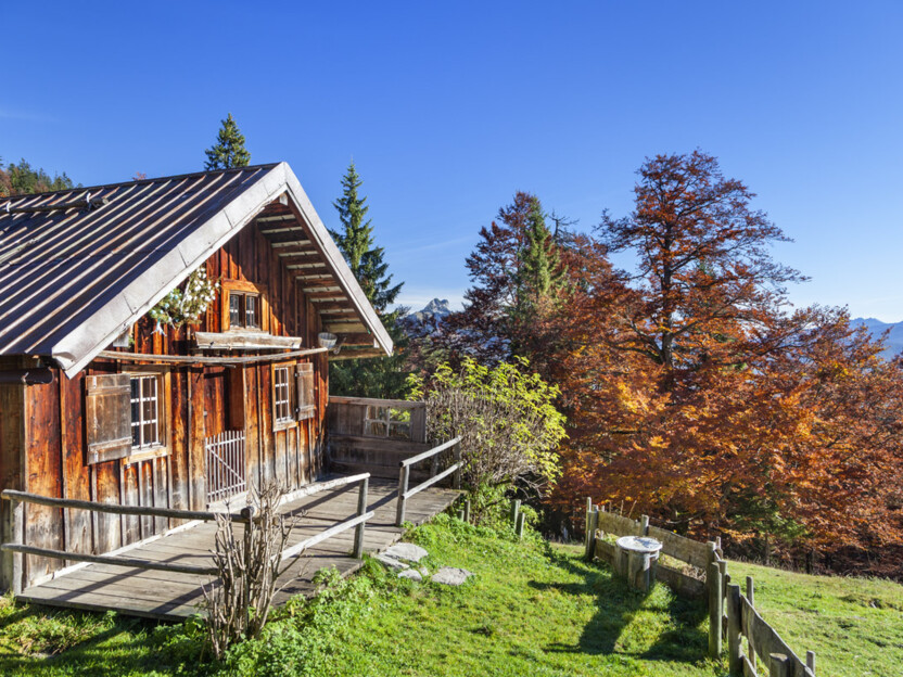 Herbststimmung bei einer Almhütte in Lenggries