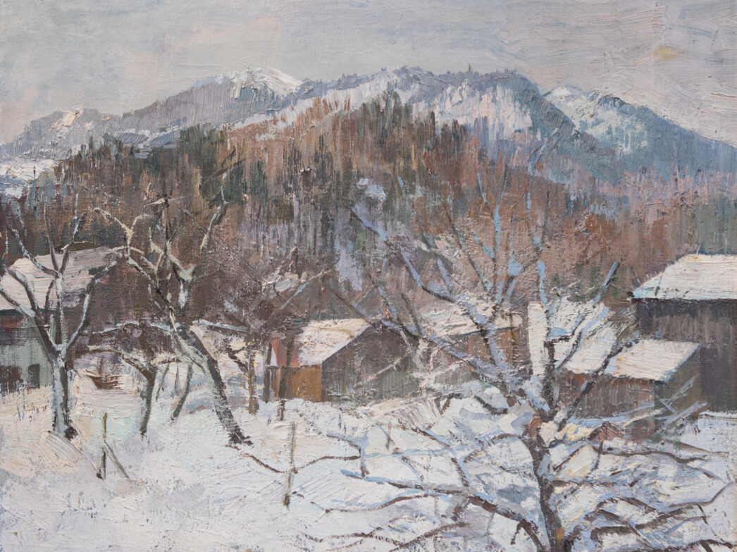 Gemälde das das verschneite Brauneck (Sicht aus Anger) mit Bäumen und kleinen Hütten im Vordergrund zeigt