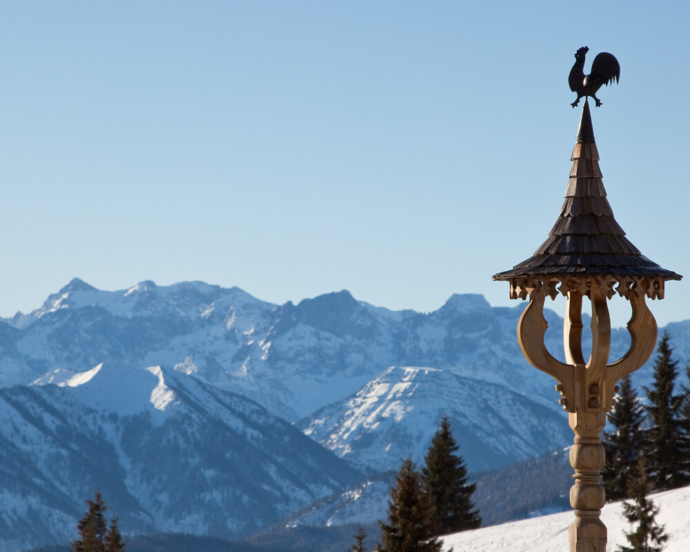 Winterliche Landschaft auf einem Berg mit Blick in die Berge