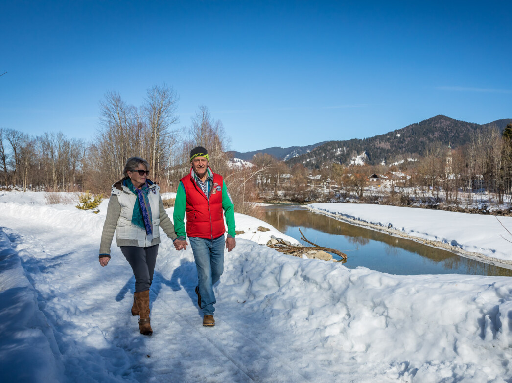 Pärchen bei einer Winterwanderung