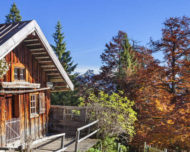 Herbststimmung bei einer Almhütte in Lenggries