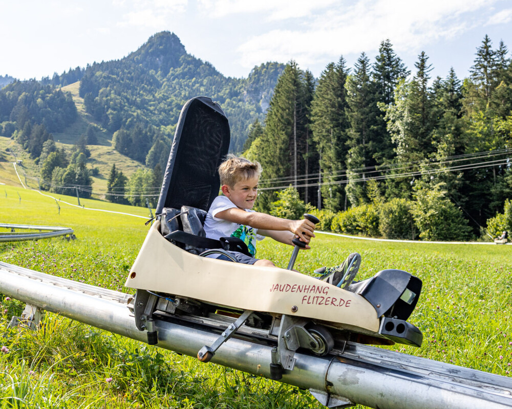 Ein Junge auf der Sommerrodelbahn in Lenggries