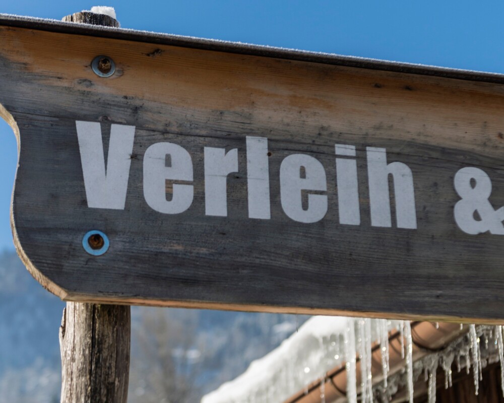 Holzschild Skiverleih im Winter