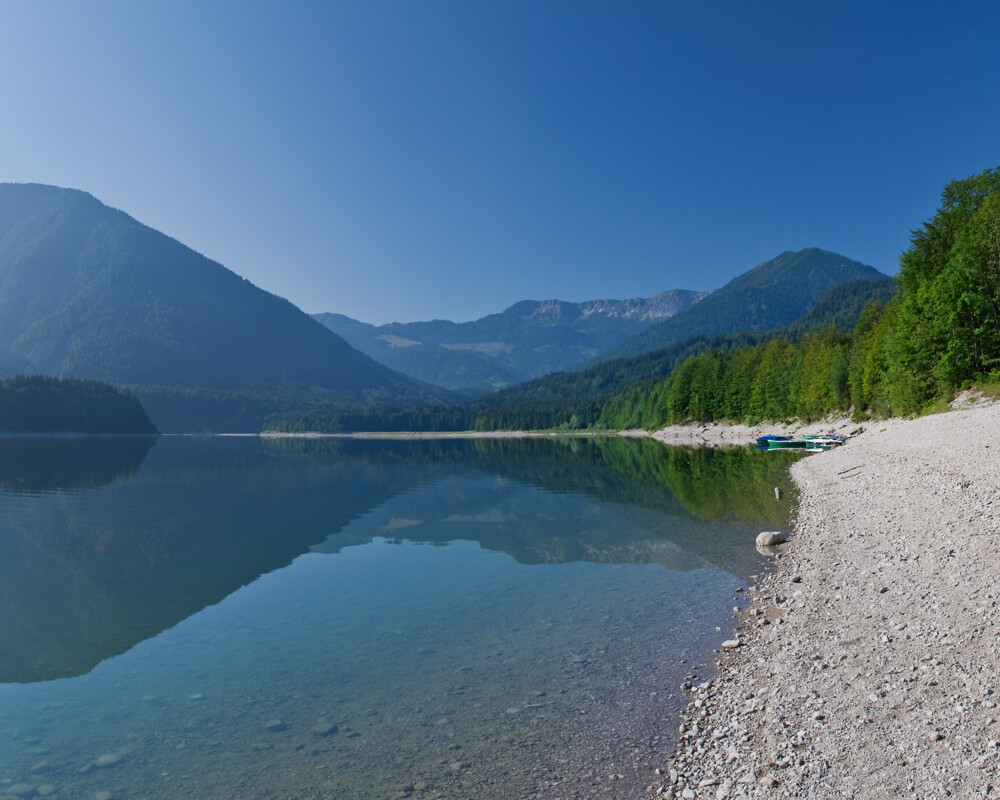 Tourismus Lenggries, Foto: Ch. Bäck, Sylvensteinsee im Sommer Ufer am Sylvensteinsee mit Bergen im Hintergrund