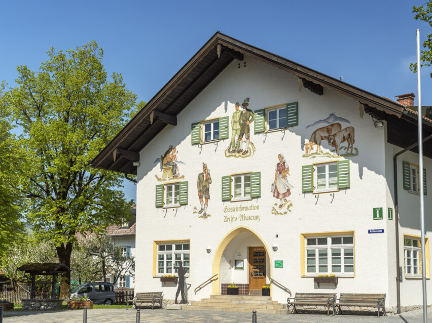 Außenansicht der Tourist Information und des Museum Lenggries