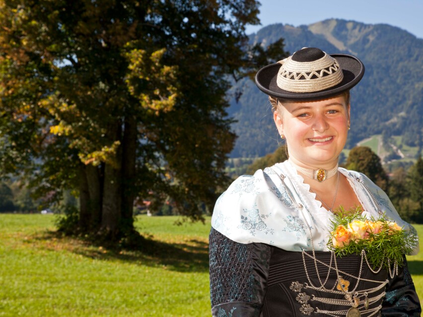 Eine Frau in Tracht aus Lenggries