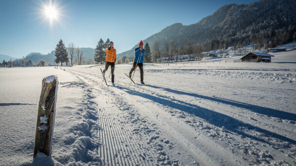 Tourismus Lenggries, Foto: A. Greiter, Langlaufen in Lenggries Zwei Langläufer unterwegs auf der klassischen Loipe in Lenggries
