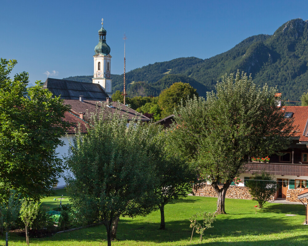 Ortskern mit Bauerngarten, Kirche und Brauneck